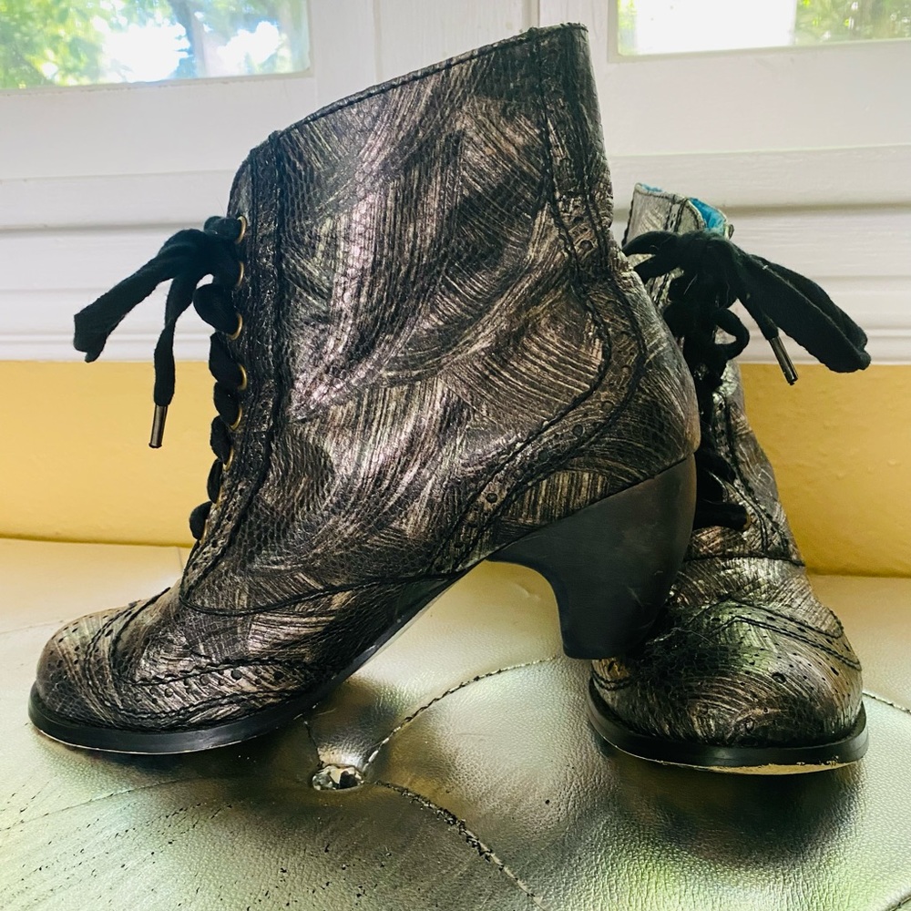 Sweet metallic ankle booties. Irregular Choice.